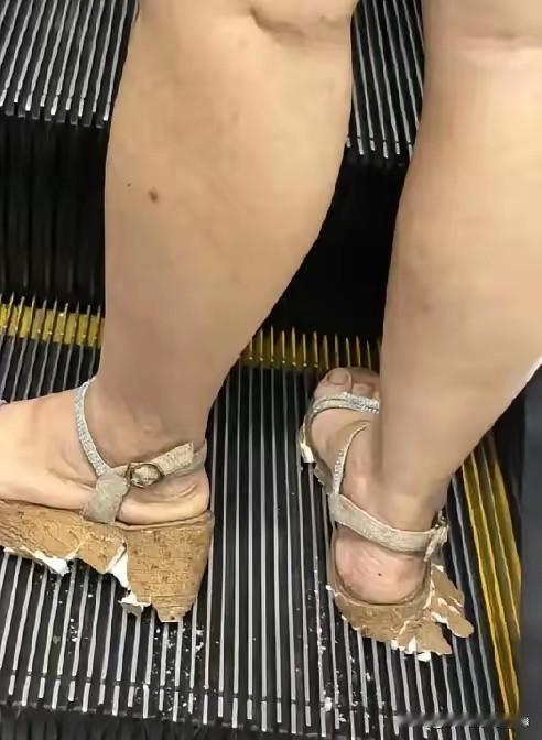 哇塞，谁懂啊，商场逛街电梯上的一幕，让人差点儿惊掉了下巴！

这位女子的鞋，完全