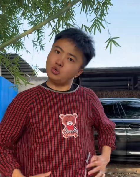 李要得结婚了
还有了孩子
不过遗憾的是
他也离婚了
我以前一直以为他的女朋友是何
