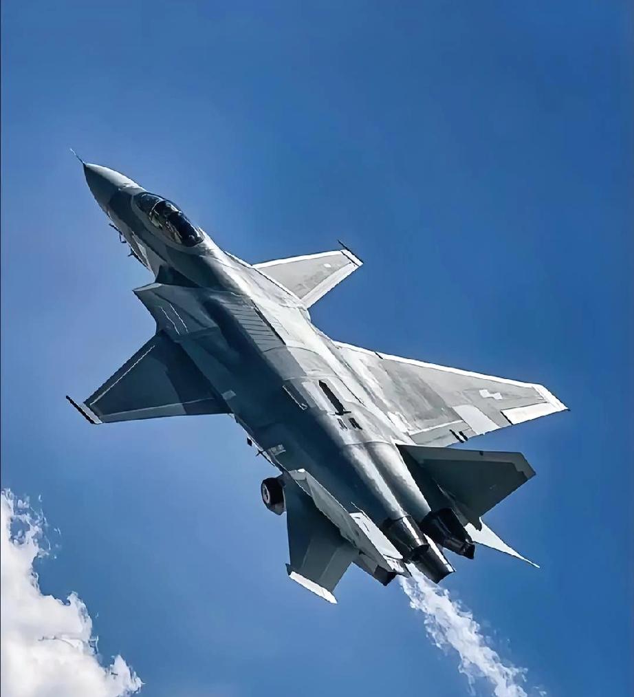 歼-20
对马海峡之行：
隐身锋芒里
的大国底气
 
歼-20悄无声息穿越对马海