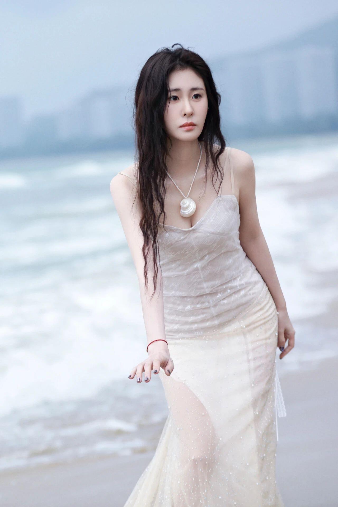 张碧晨
《海的低语》
 
风把你的发梢
卷成浪的形状
你低头，把心事
藏进贝壳项