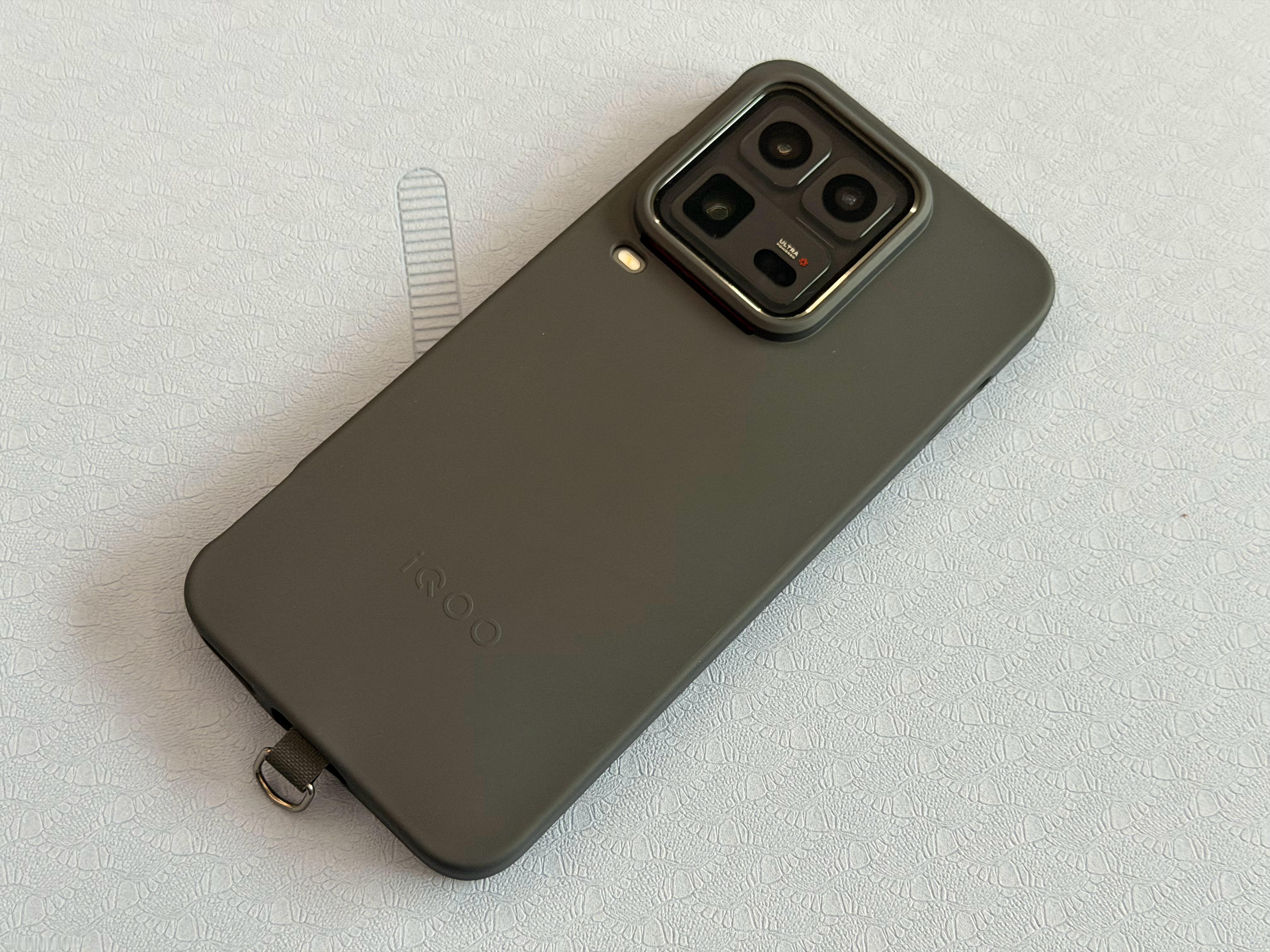 好怕这次去巴塞罗那的MWC被抢被偷把我的iQOO15 Ultra武装了一下，全程