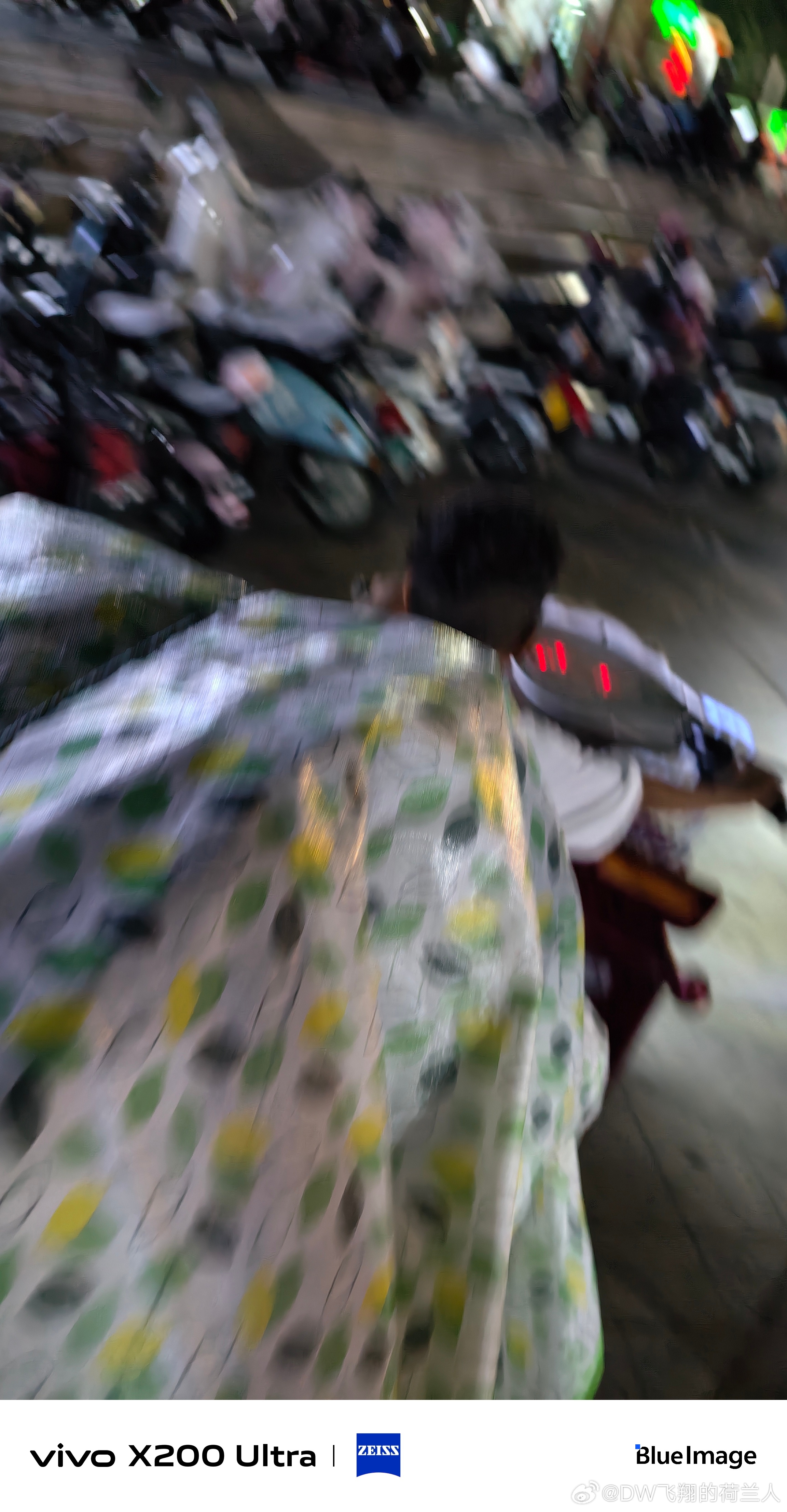 今日继续溜达✔️下楼的时候碰到一个六岁的黑黄混血小朋友，很娴熟的骑着一个收摊过的