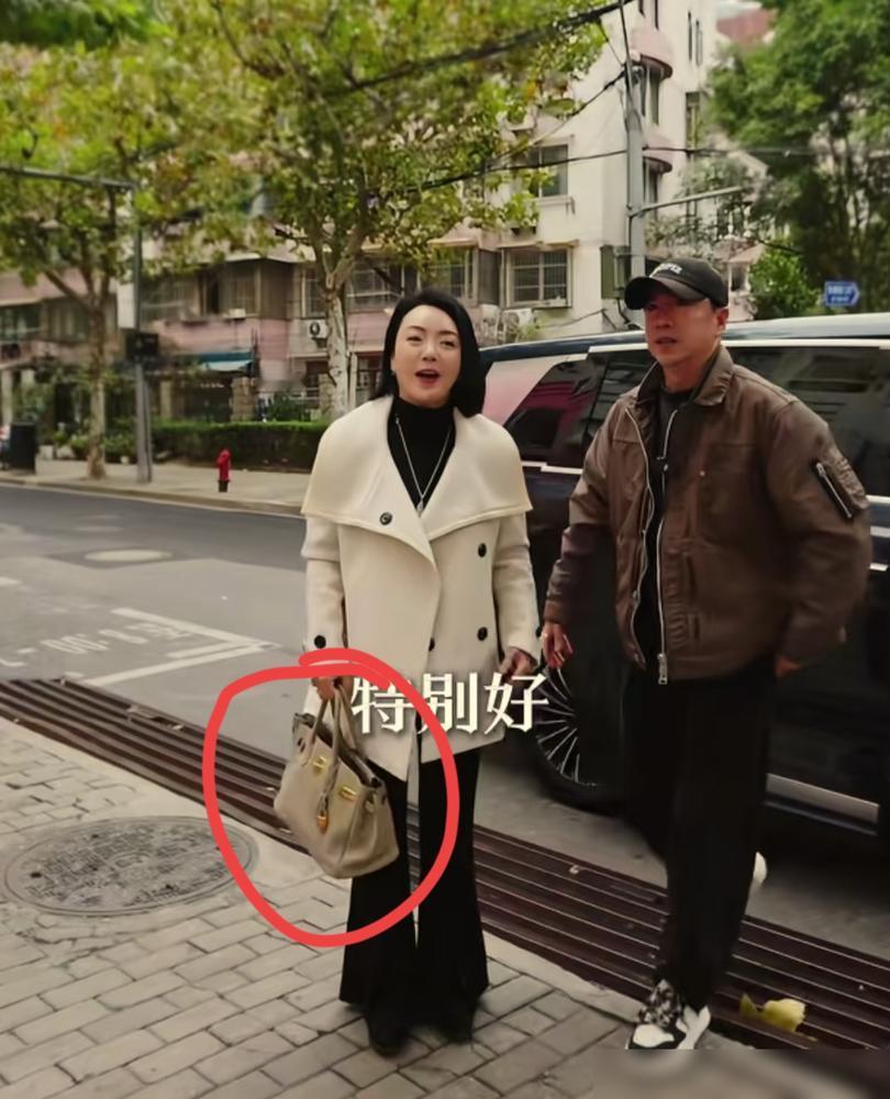 从一个细节看出来，
​
王中磊家真的落魄了。
​
以前王晓蓉作为豪门阔太，生活一