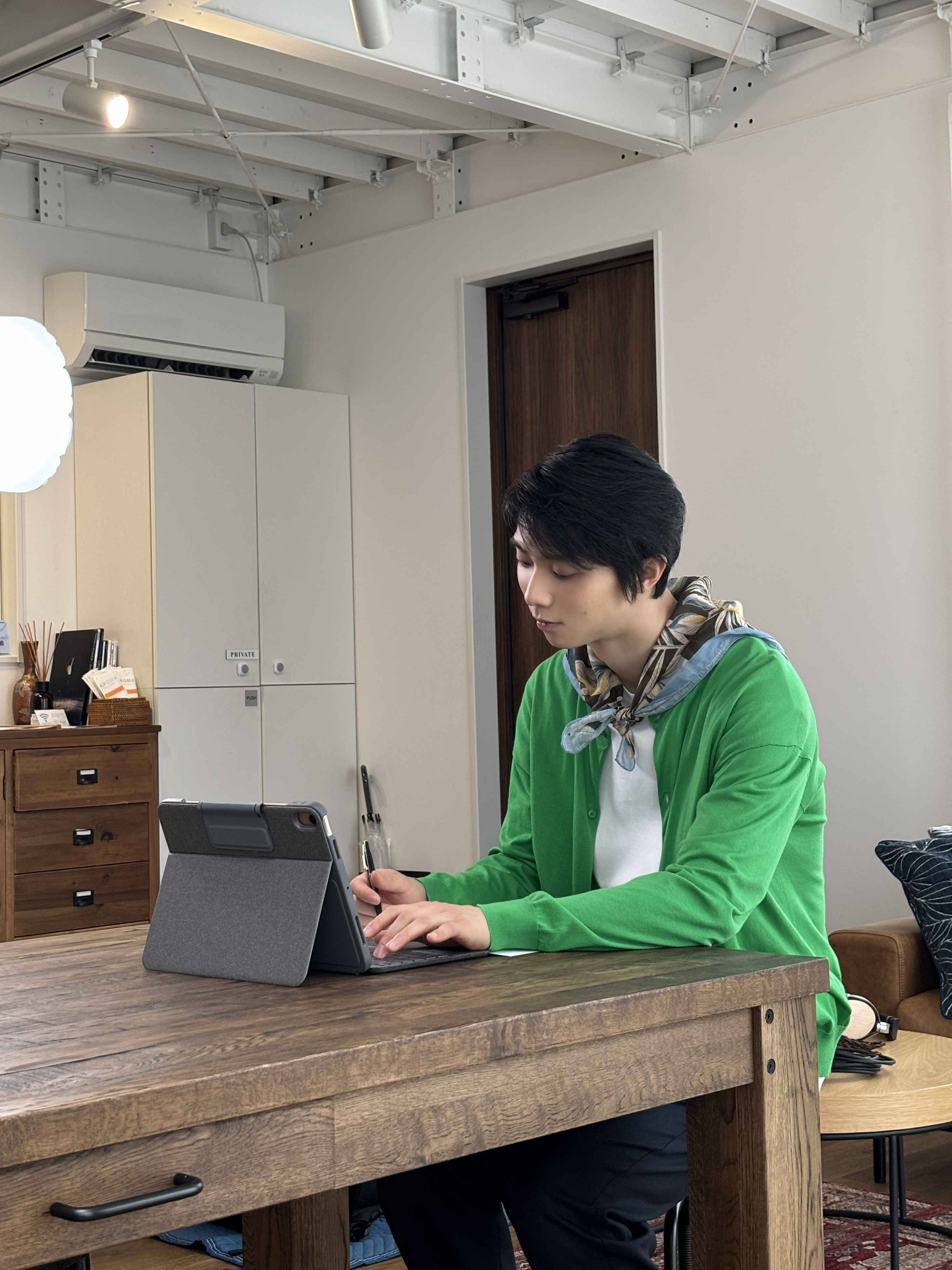 连续发幕后努力工作时的图吗 