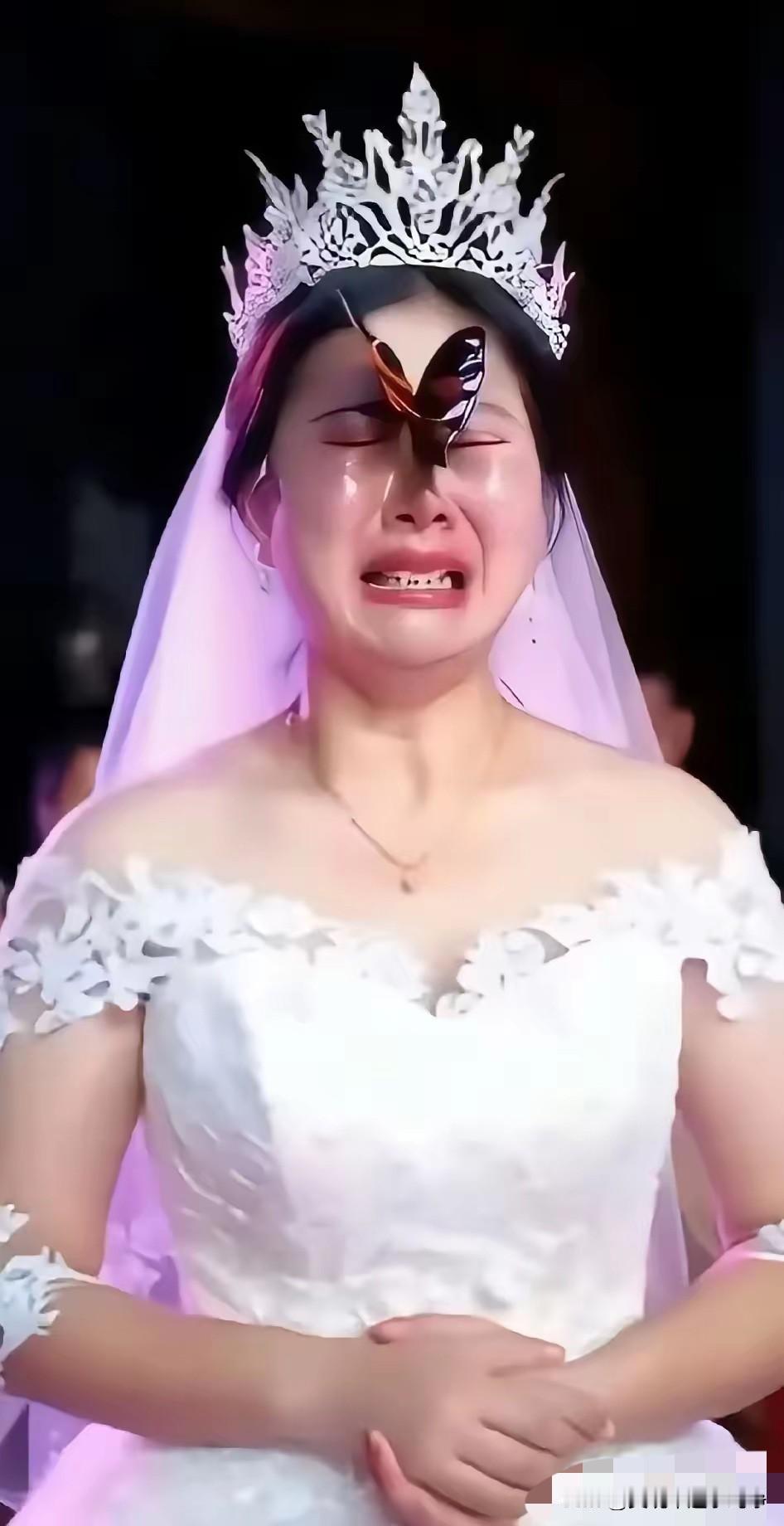 泪奔，看哭了，女子结婚当日，突然飞来一只蝴蝶，不偏不倚正好落在女子脸上，女子哭着