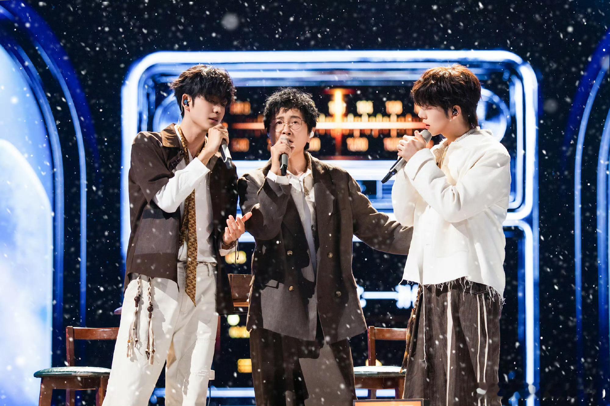 谁懂影院听曾辉唱歌的震撼在影院观看曾辉演唱一路向北氛围感拉满，一开嗓影厅满是观众