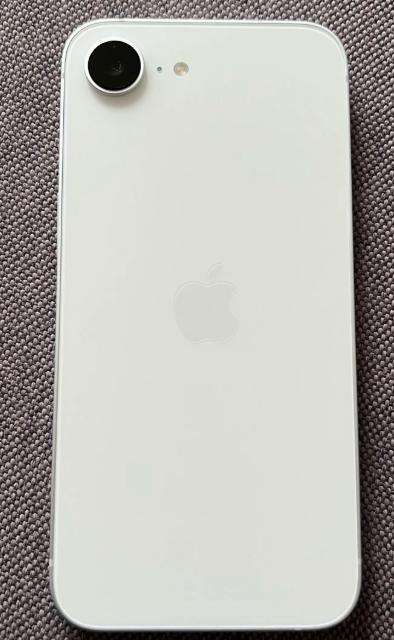 iPhone 16e是苹果面向大众用户打造的均衡型主力机，主打“旗舰性能、亲民价
