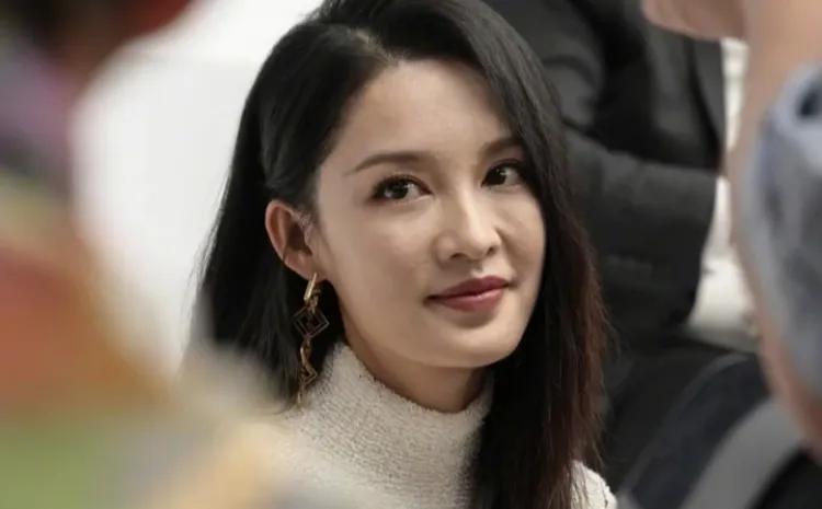 从来没觉得她长得好看[捂脸] 可是所有人都说她超美 难道是我眼光不行[捂脸][捂