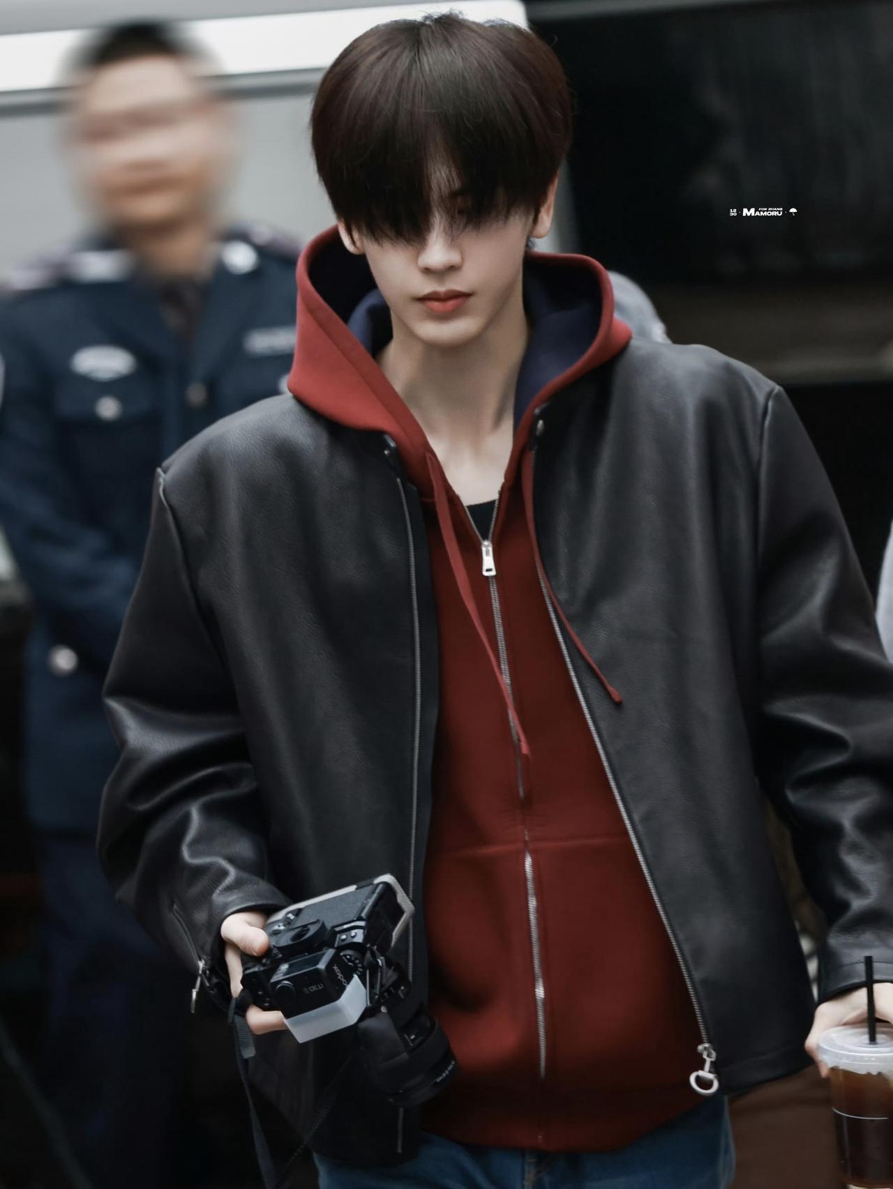 张凌赫“粉底液将军”妆造只是拍戏需要，他扛得起素颜出镜。

近日，张凌赫火了，也