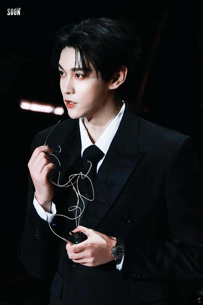 田栩宁正装田栩宁演讲路透田栩宁演讲路透，一身正装状态真的太好了！ 