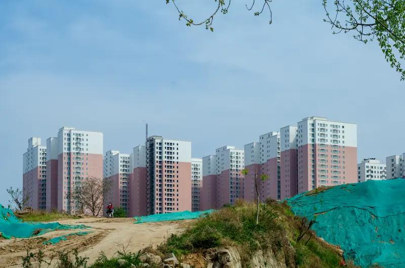 在太原，回迁房可以买，但得悠着点。回迁房交易原则和商品房类似，关键看有无房产证。