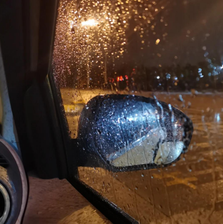【问驾百科】为什么后视镜没有雨刮器？大v聊车买车之前先问驾 雨天开车，前挡风玻璃