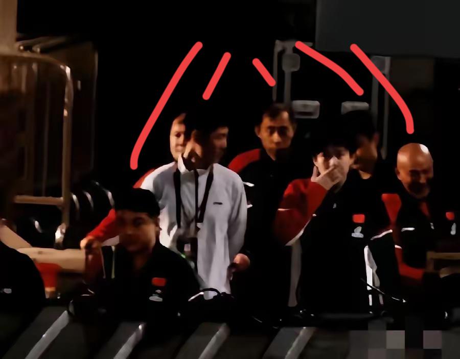 心疼！
别再替大头瞎操心了
别担心，这不是扛不住。人家身后有一堆人守着。
王楚钦