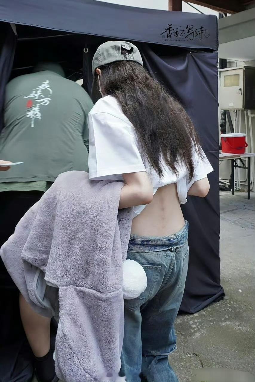 宋祖儿瘦得脊椎骨都出来了[捂嘴哭] ​​​这也忒瘦了～之前剧宣的时候虽然也瘦但腿