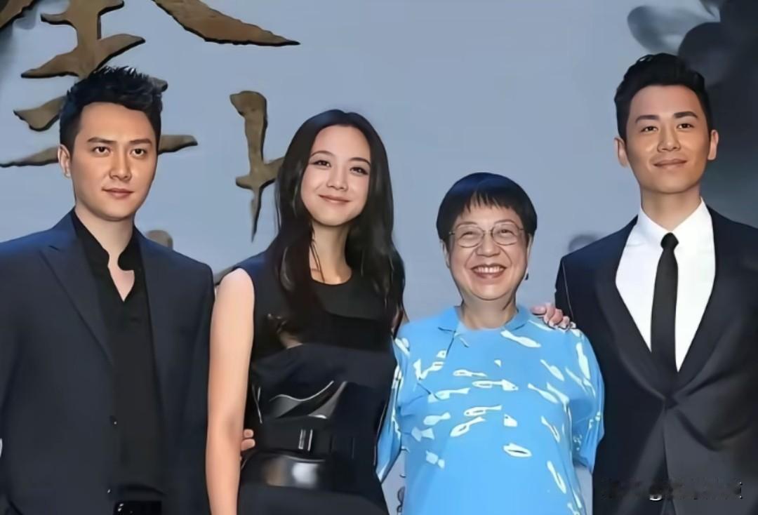 那年，香港导演许鞍华（右二）带着两位帅哥和一位美女出席活动。左边的帅哥是冯绍峰，