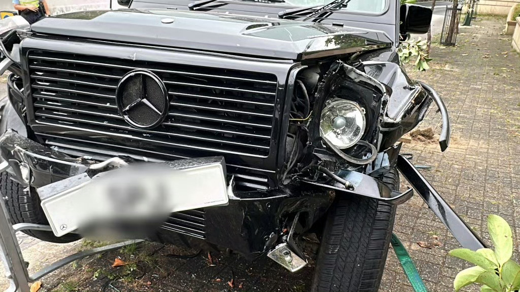 陈可辛发生车祸 淡定在路边打电话等待救援！