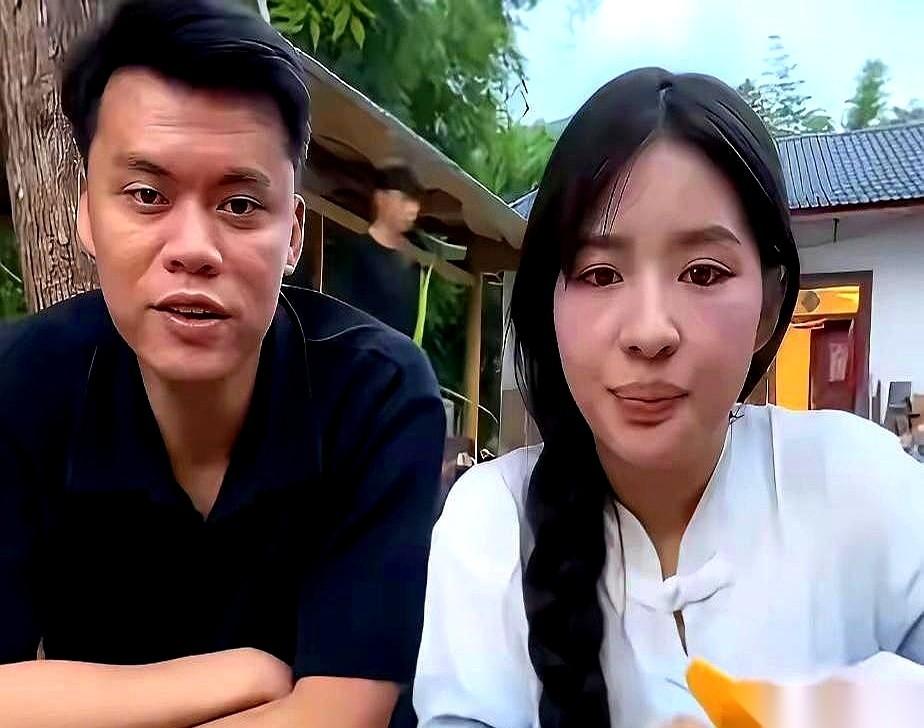 网红阿梓结婚了。这事儿一出，粉丝手里的瓜子估计都掉了一地。
因为站在她旁边的那个