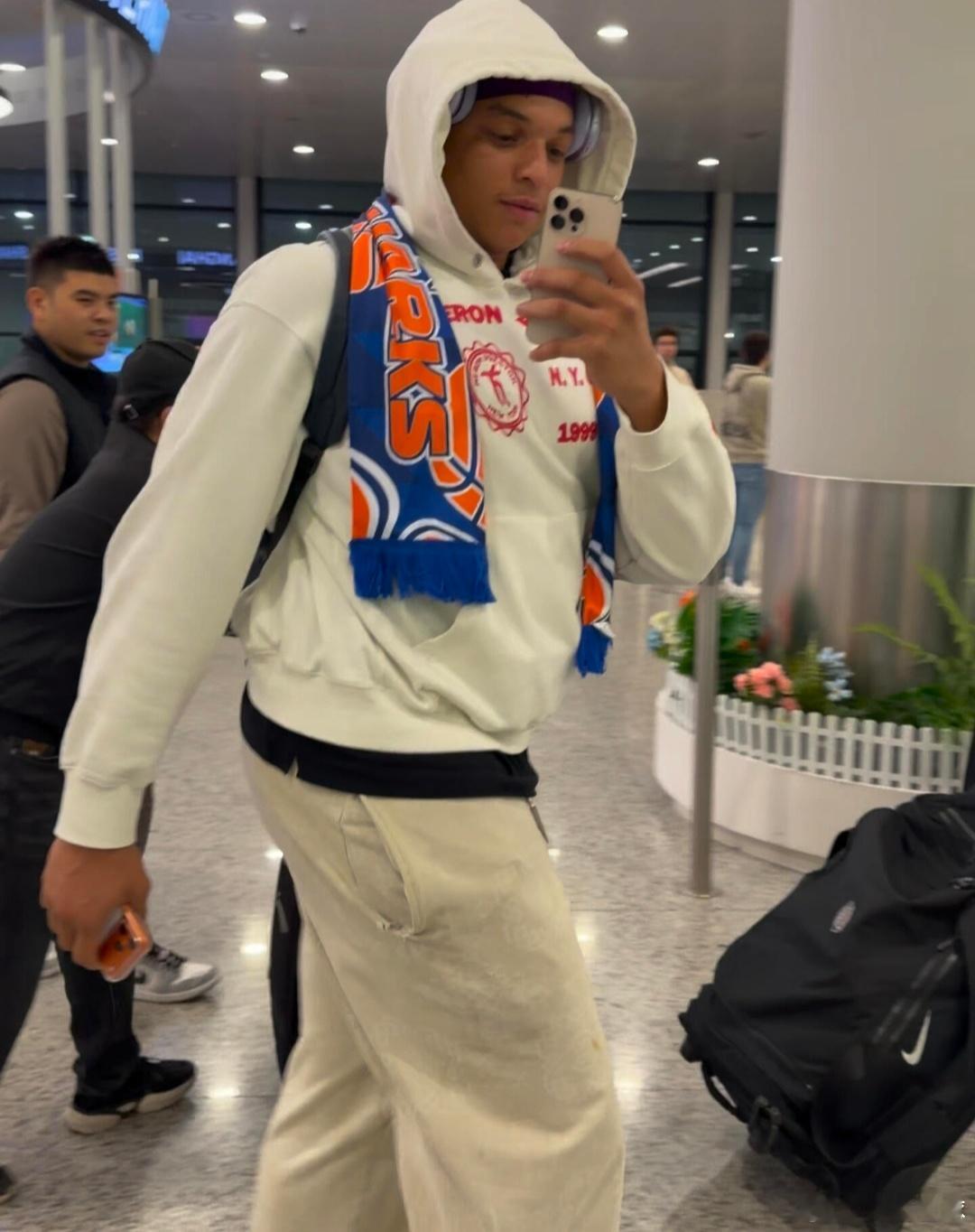 上海男篮四位外援已就位👇 -超级大腿洛夫顿-得分手古德温-辽宁队旧将弗格-蓝领