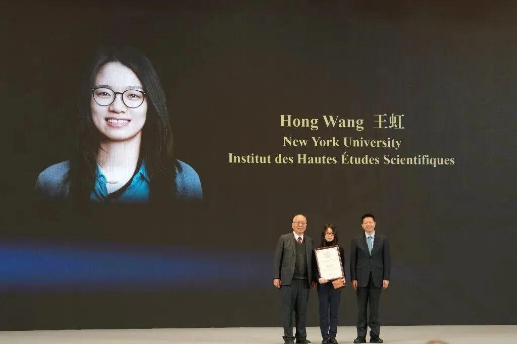 王虹没参加过数学竞赛却拿了菲尔兹奖，丘成桐一句话打脸整个教育体系

2026年菲
