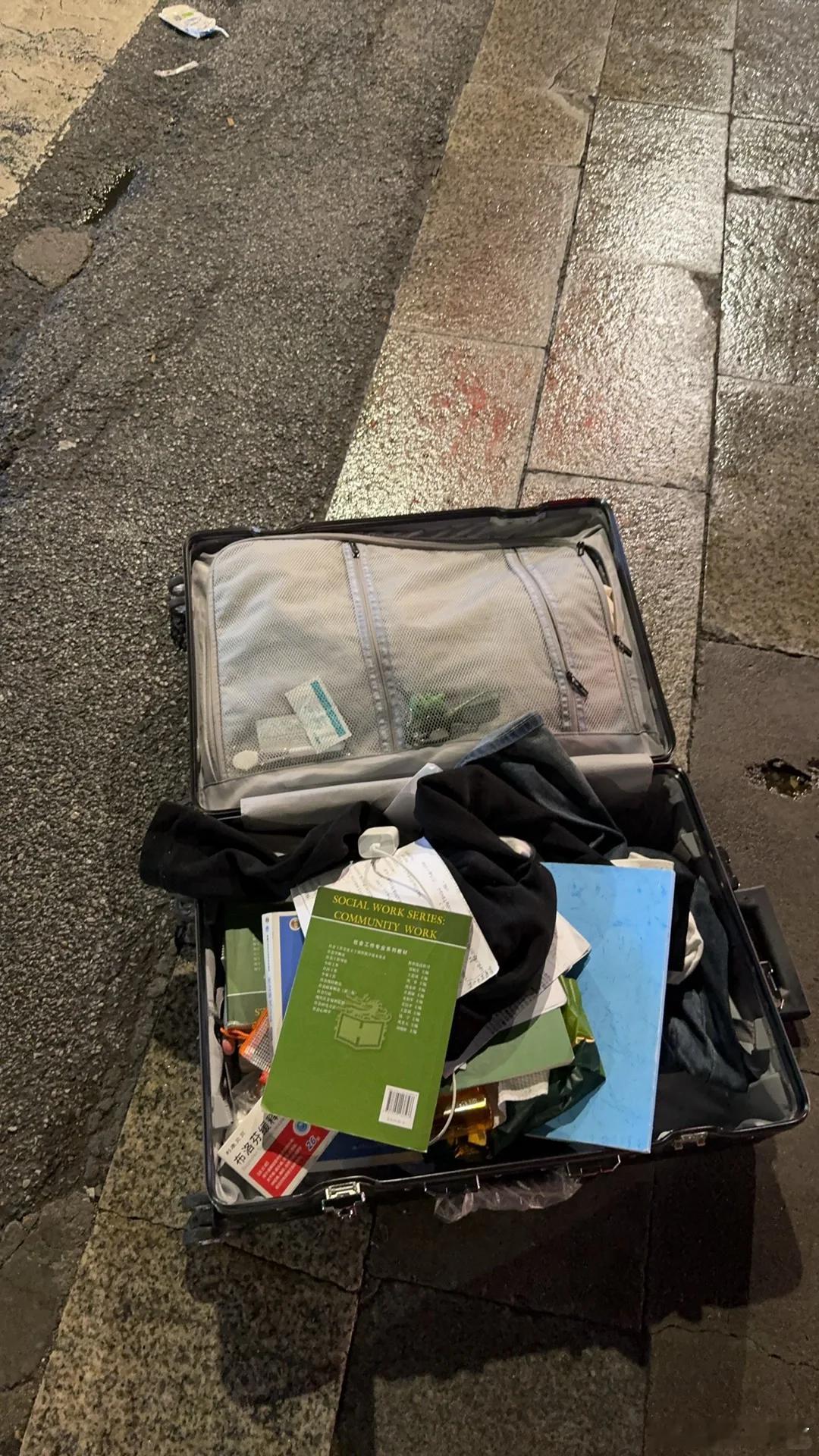 糟糕的复试结束之后下火车行李箱的扣子坏了 衣服还有书直接暴露在雨中 