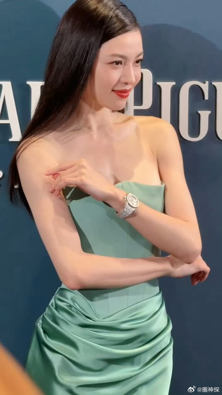 钟楚曦被曝分手后首现身 单身女性独美✨ ​​​