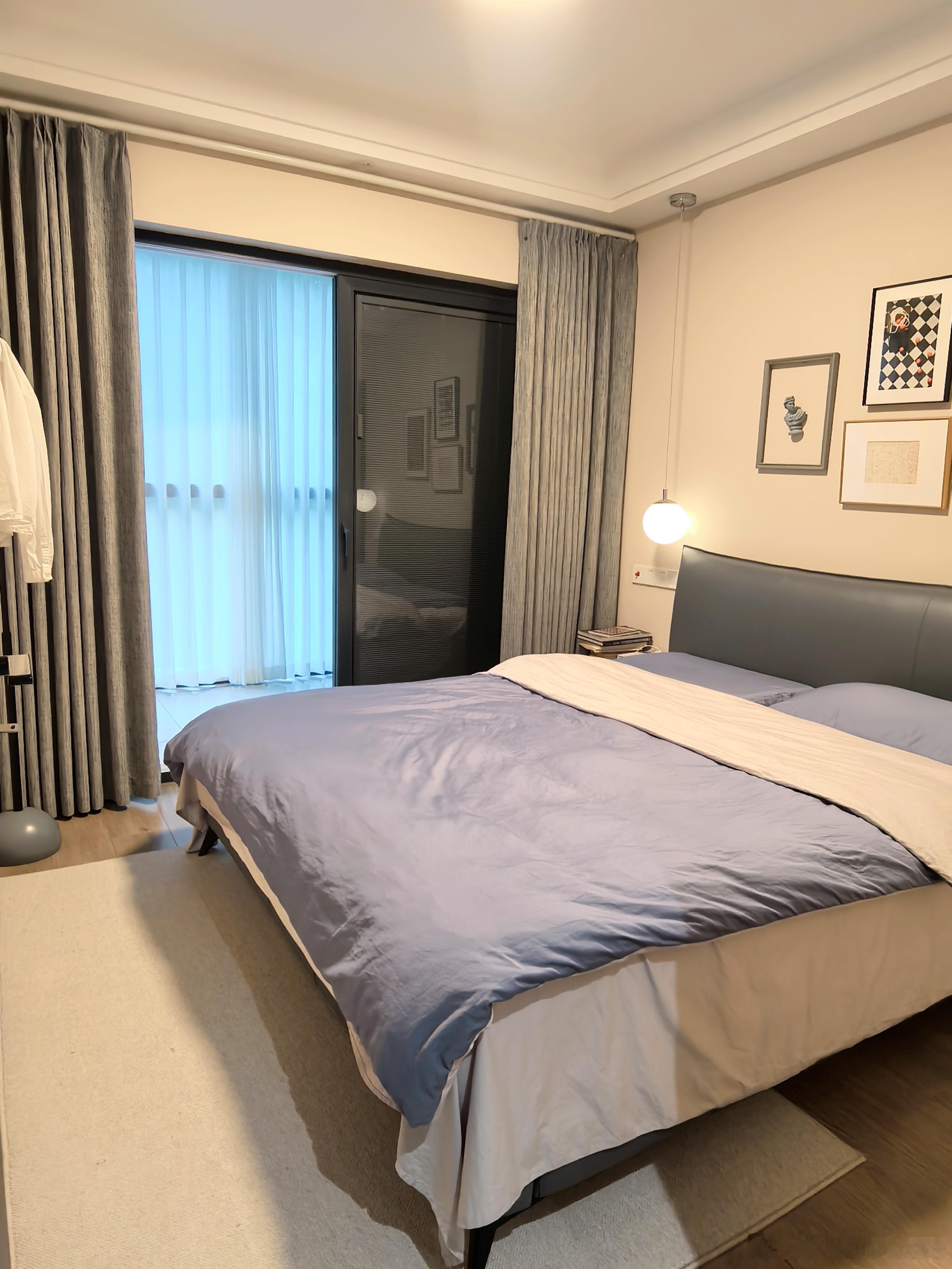 家居改造-卧室篇风格定位：主风格是现代简约，用装饰画加入一点复古元素，使得房间有