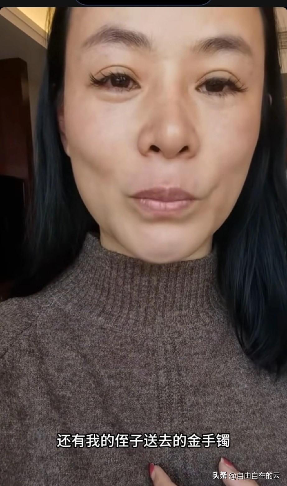 原来李林给弟弟一家送了这么多礼物，她给弟媳买了翡翠镯子，给侄子买了金手镯。给弟弟