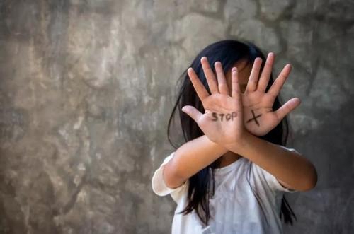 有一对夫妻离婚，问13岁的儿子想要跟谁？
男孩回答说：“尽管爸爸妈妈都很爱我，但