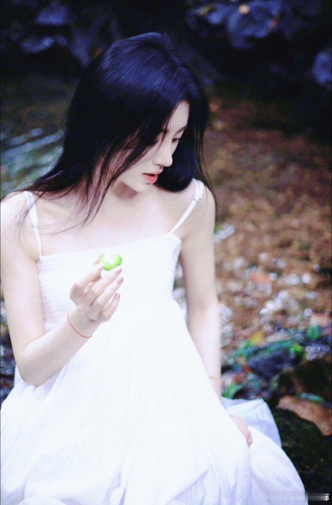 一笔青云，满纸春成。鞠婧祎