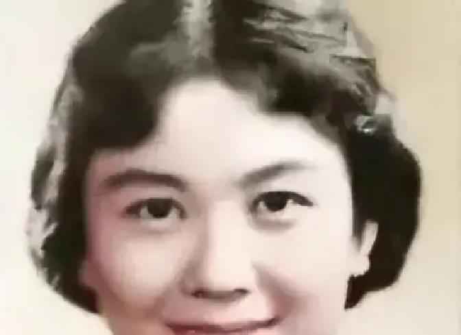 严凤英在1968年4月7日晚上吞了整瓶安眠药，第二天人就没了，才38岁。
她唱了