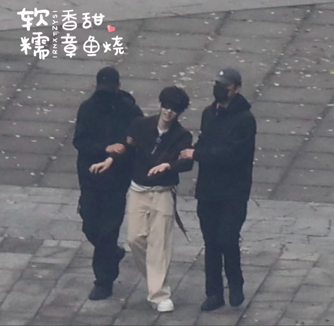 我不行了桃花坞拍摄小贺的鞋不仅跑掉了还被抓了，让孩子把鞋穿好再抓贺峻霖桃花坞路透