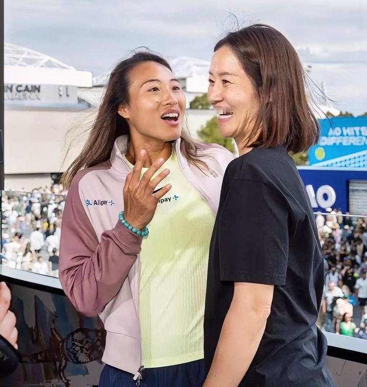 一句话形容郑钦文场上小老虎、场下邻家小女孩，这张照片是2024年澳网决赛前，李娜