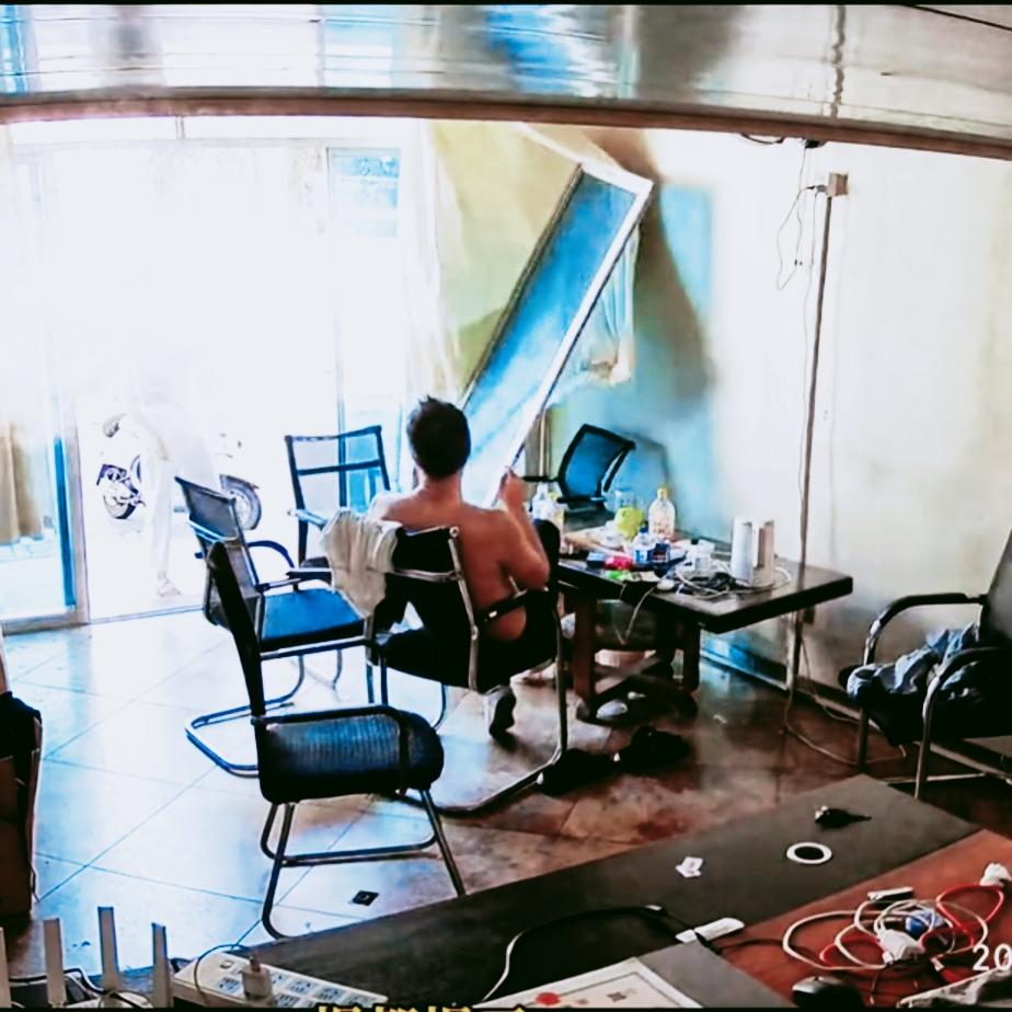 只因外卖误送到隔壁店，女子一通电话质问外卖小哥。隔壁店老板听不下去，多说了几句，