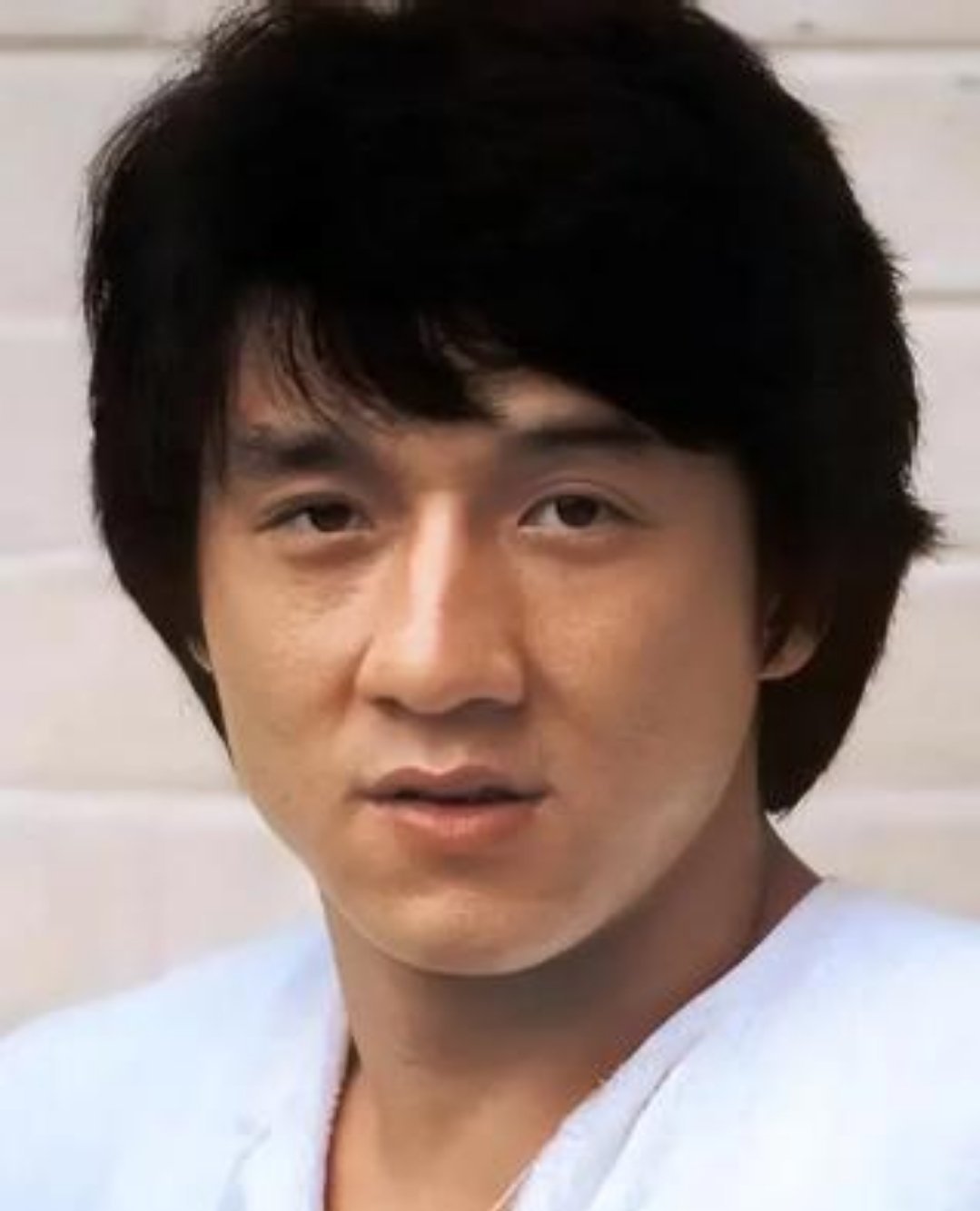 成龙回忆早年拍戏经历，道具食物都会提前喷农药，一盘花生米若是不这样处理，不等正式
