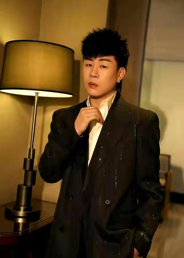 别再逼明星晒隐私了！胡彦斌一句“没瞒着也没义务全汇报”，戳中多少人心里的痛快，这