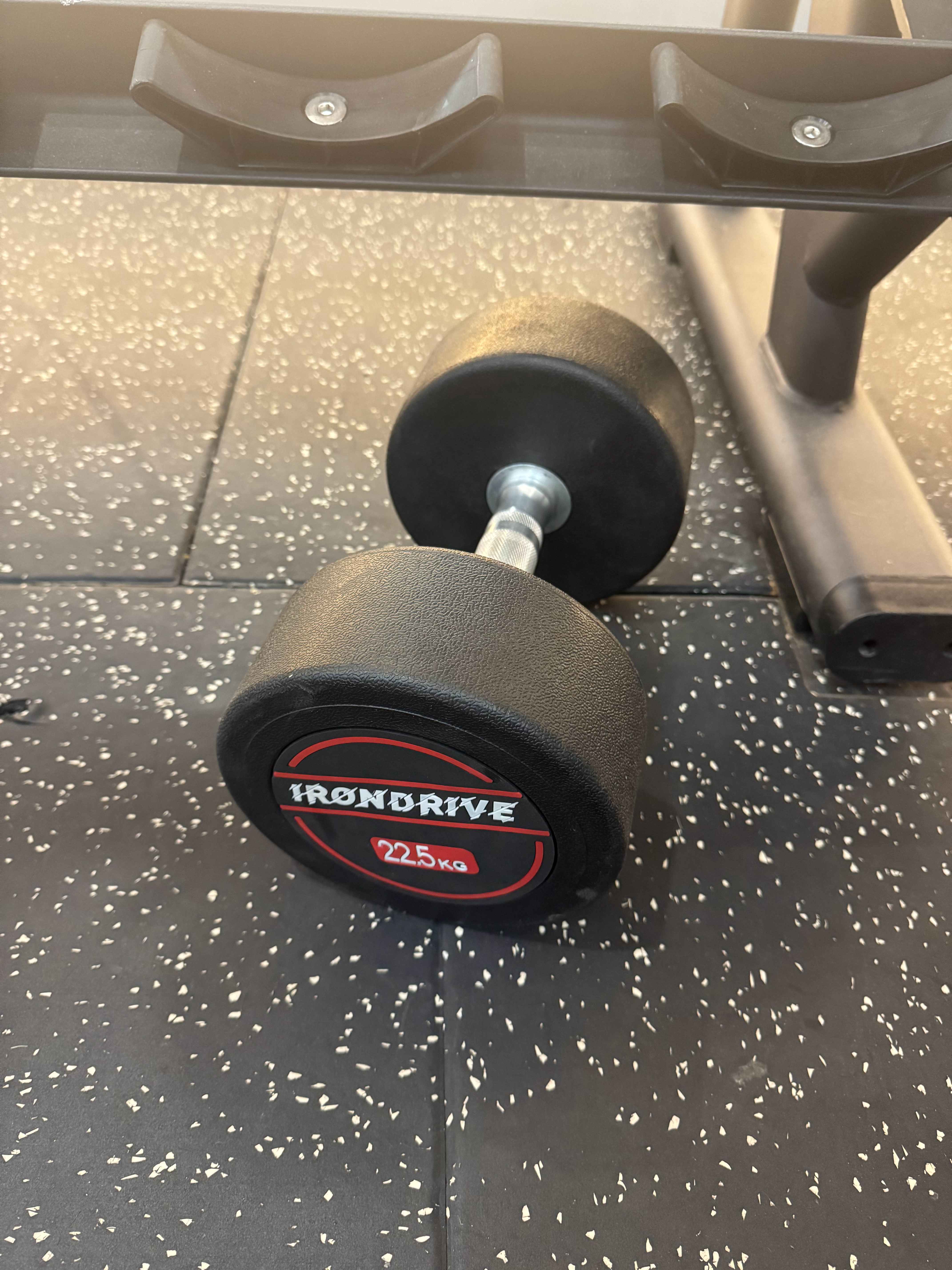 我现在推胸，22.5kg的可以正常做组。涨个2.5kg就不行了，就第一个怎么都起