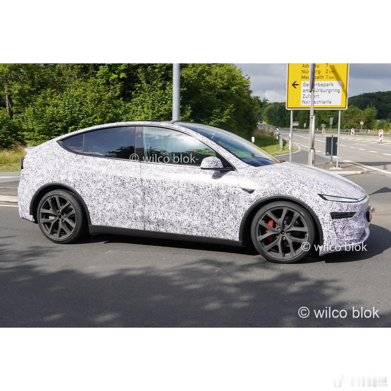 焕新Model Y Performance这轮毂可以啊！ ​​​