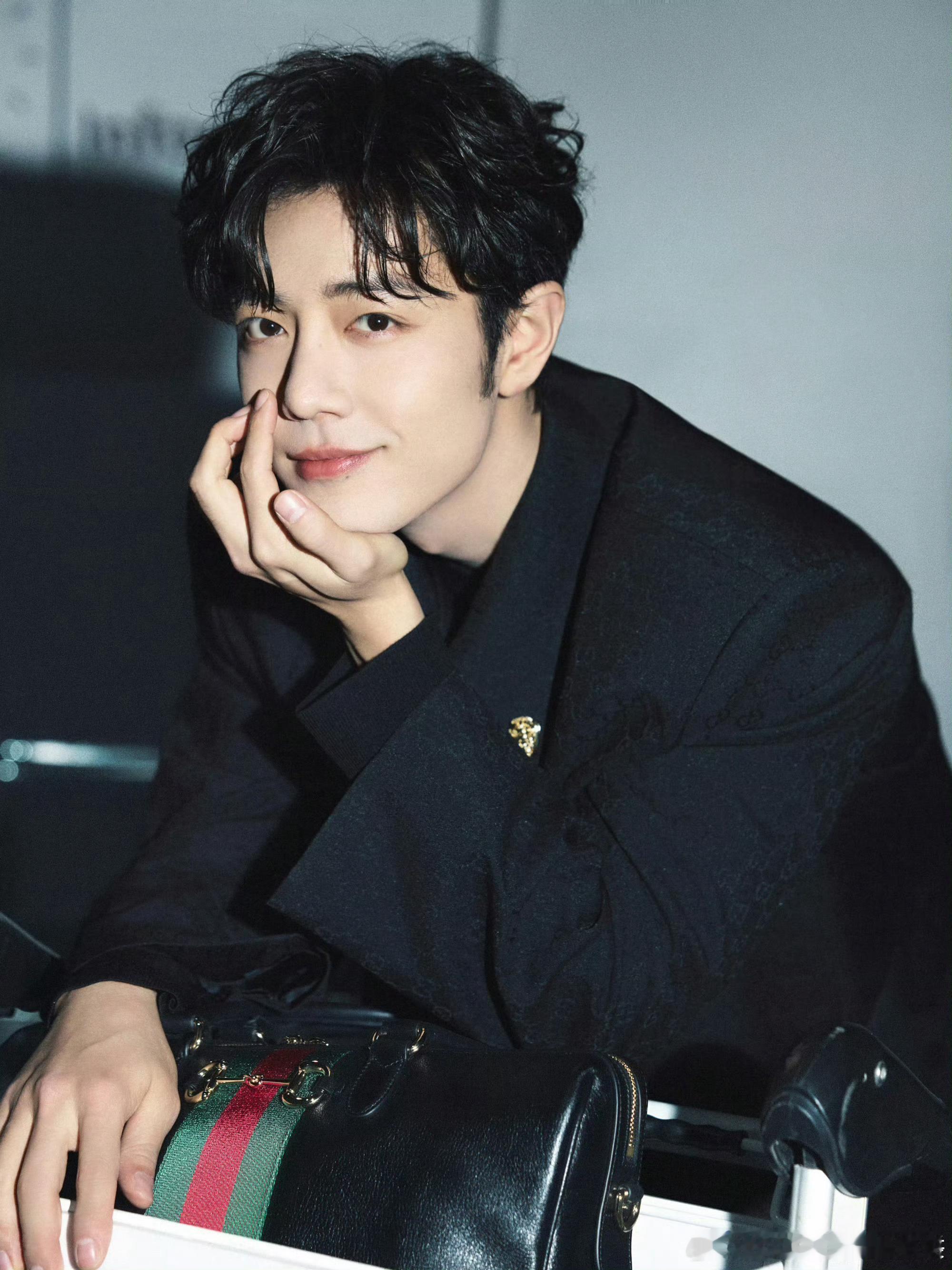 肖战出发米兰时装周出图 表现力如何米兰时装周 prada出发图