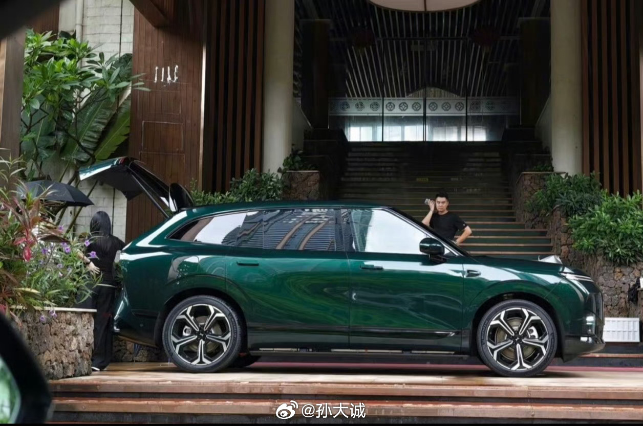何小鹏带队全球顶级媒体路测G9L小鹏总继续在欧洲路测，这次的主角是小鹏G9L。之