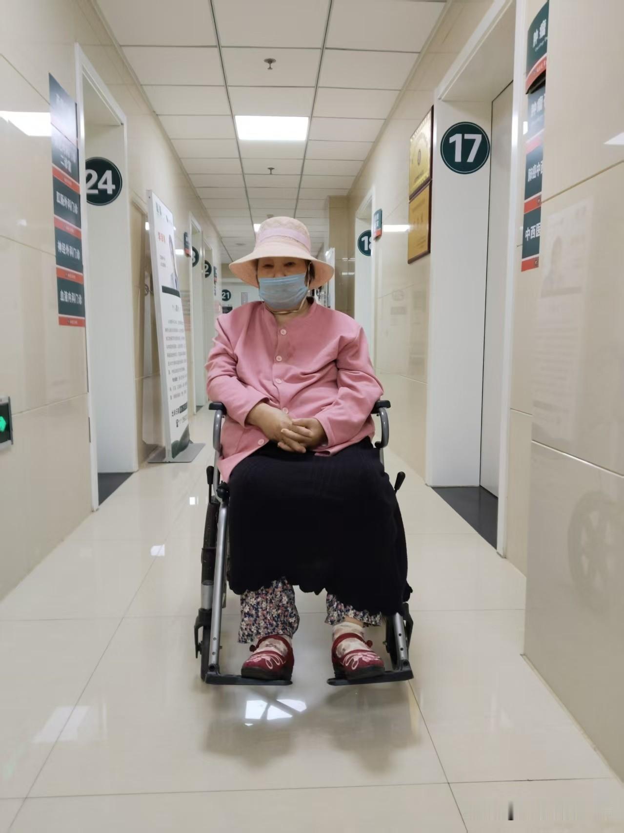 今天继续陪妈妈到医院去治疗，妈妈现在在家，就想到医院，妈妈感觉医院是无所不能，什