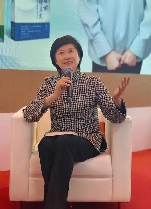 都说圈子要拼背景，敬一丹却靠“清白”火了一辈子——翻完她父母的履历，才懂什么叫家
