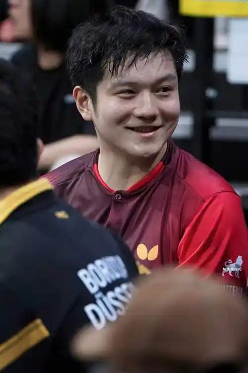 杜塞尔多夫的宣传片中全是樊振东的笑脸，网友说：小胖活成了王楚钦羡慕的样子！ 
 