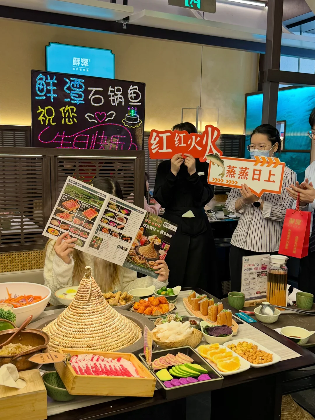 氛围组已到位！赶紧带上e人朋友来过生日吃鱼