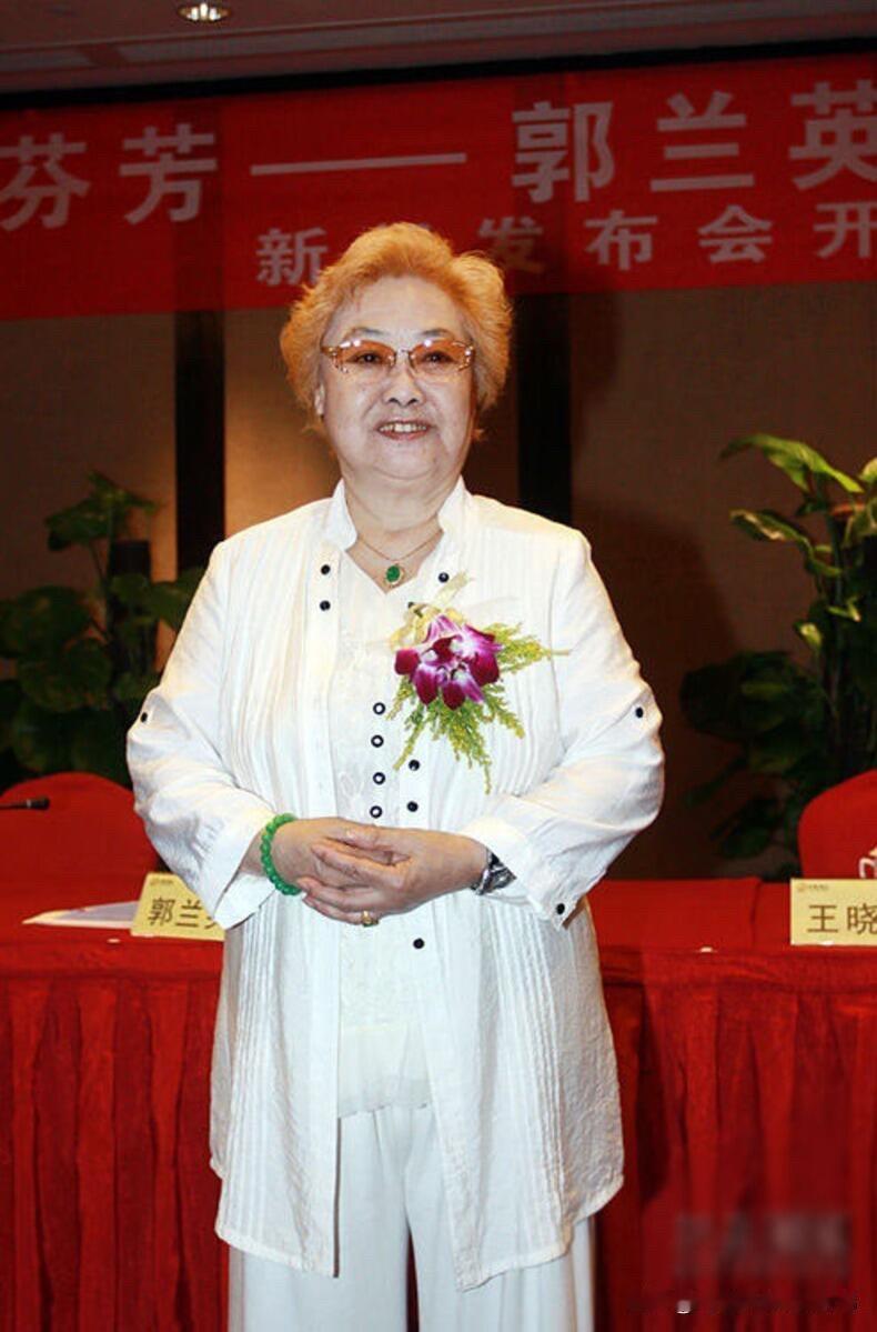 这三位老艺术家都是人人喜欢的，很多人都是听她们的歌曲长大的，郭兰英是山西的美女艺