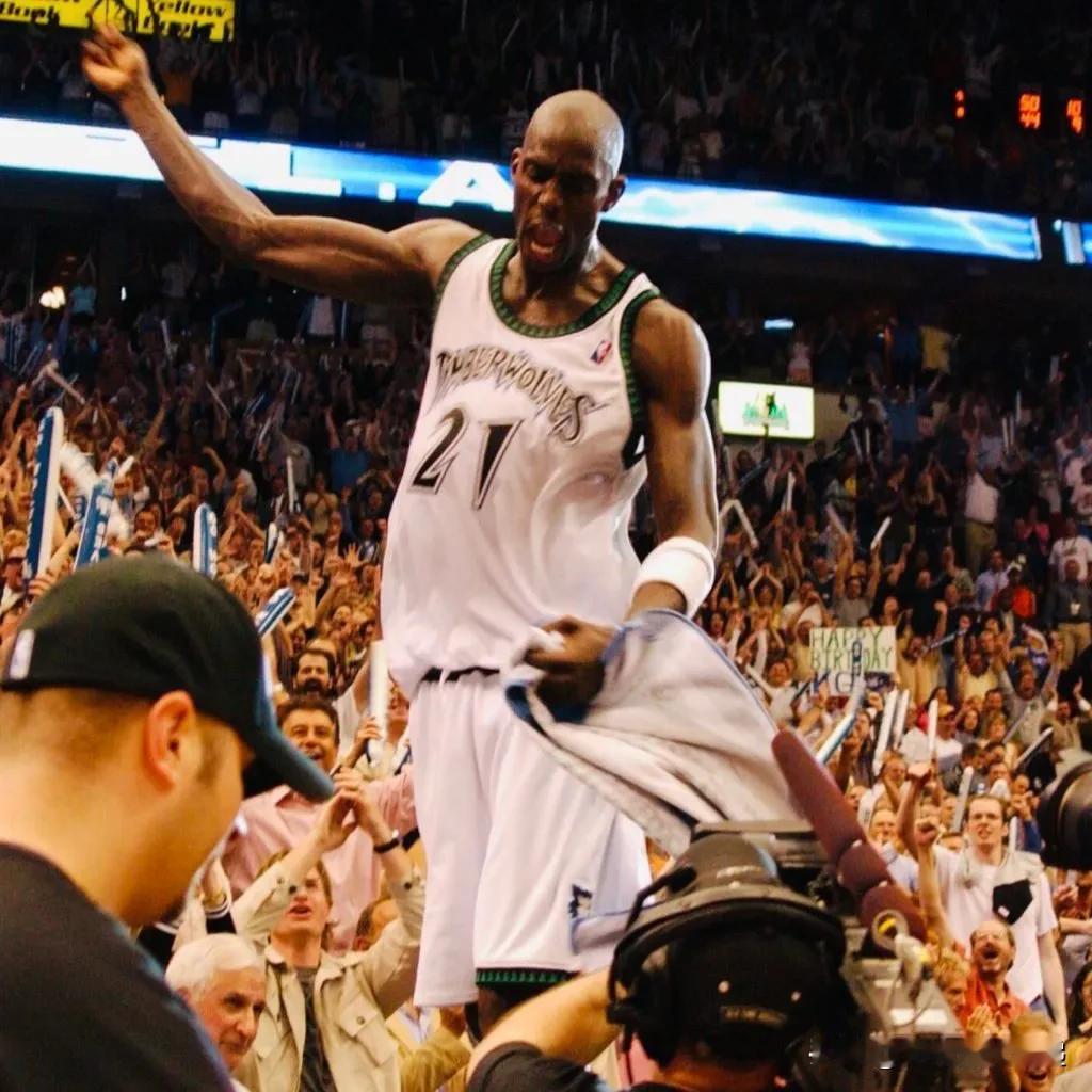 穿着森林狼队球衣在季后赛中得分达到 30 分或以上的比赛：

▪️凯文·加内特 