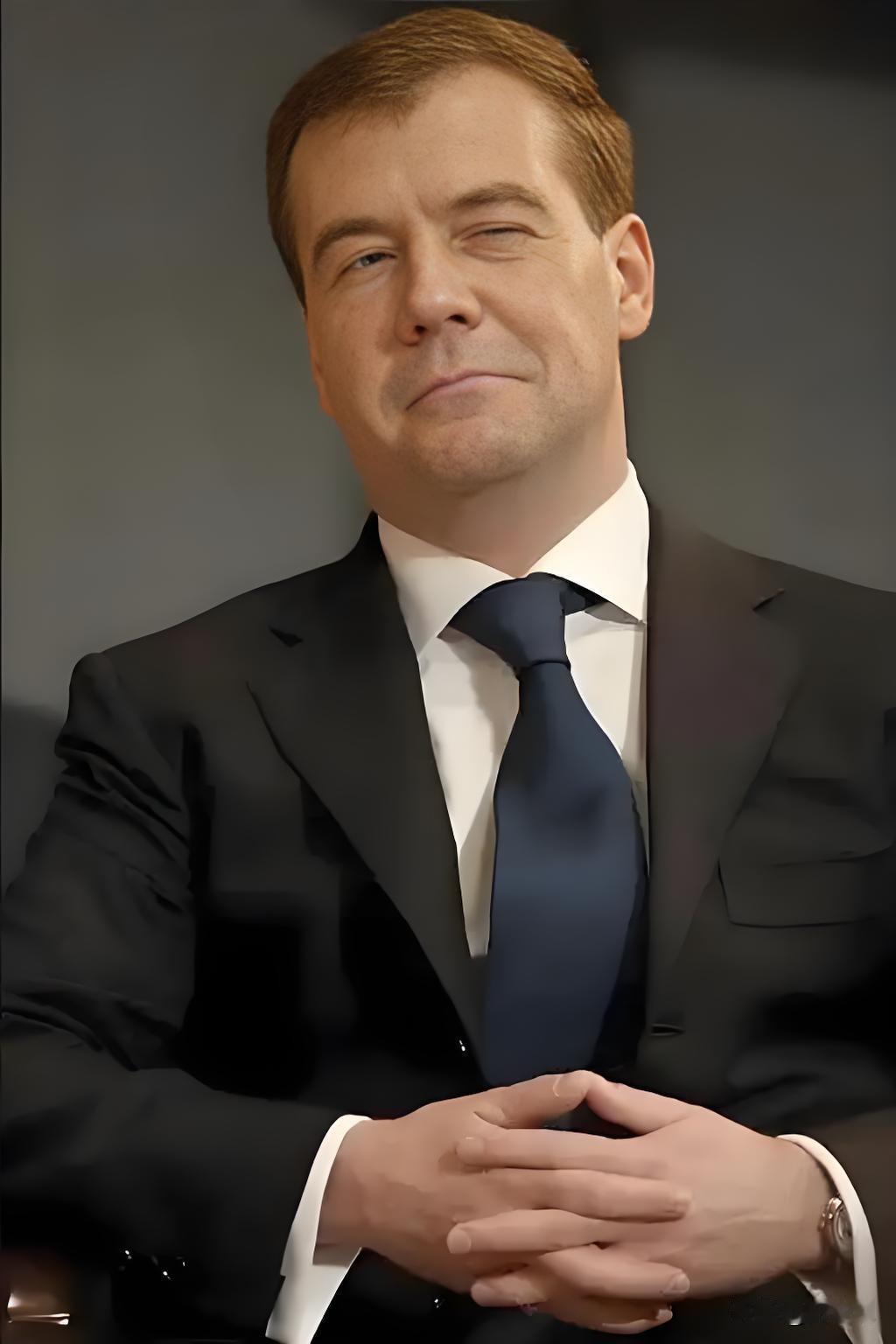 突发消息:2月2日，俄罗斯重量级人物梅德韦杰夫突然捅破窗户纸，公开承认俄美正在秘