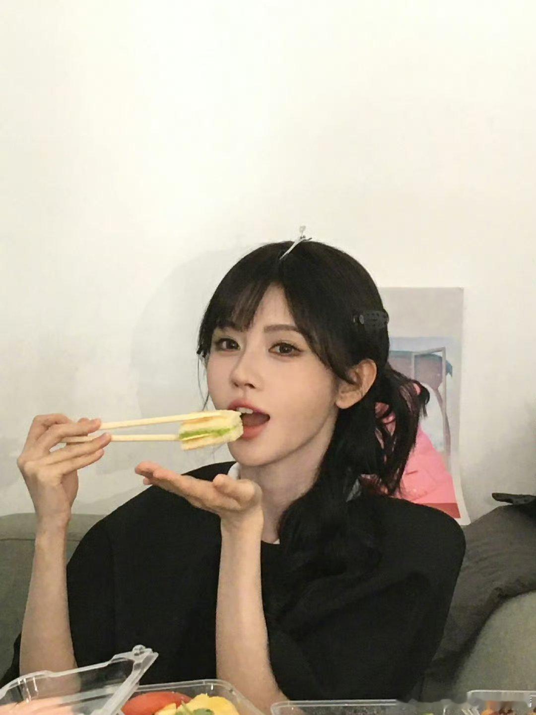 鞠婧祎阿黛杀青捧花照鞠婧祎来战杀青文好的呢 