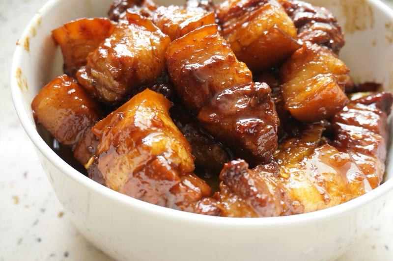 前几天跟外婆聊天，随口说了句想吃她做的红烧肉。
没想到昨天回家，一进门就闻到了熟