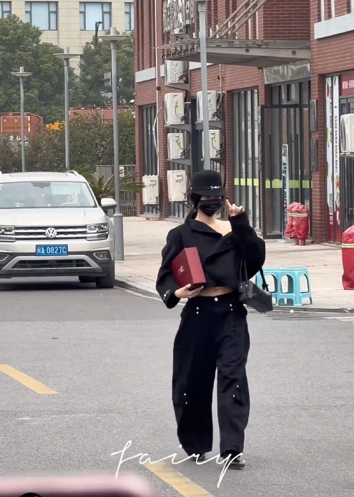 虞书欣一张rap专辑割韭菜三次。
实体专辑还没有卖完，这是亲自带货催销量了。
越