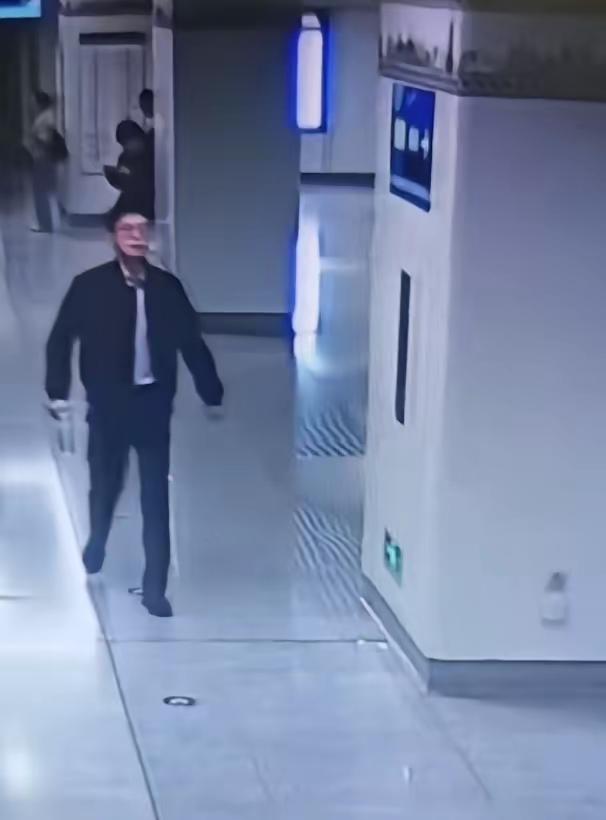 看周围环境，这种地方应该很方便找公厕啊，你咋就那么大胆呢？这来来回回都是人啊，你